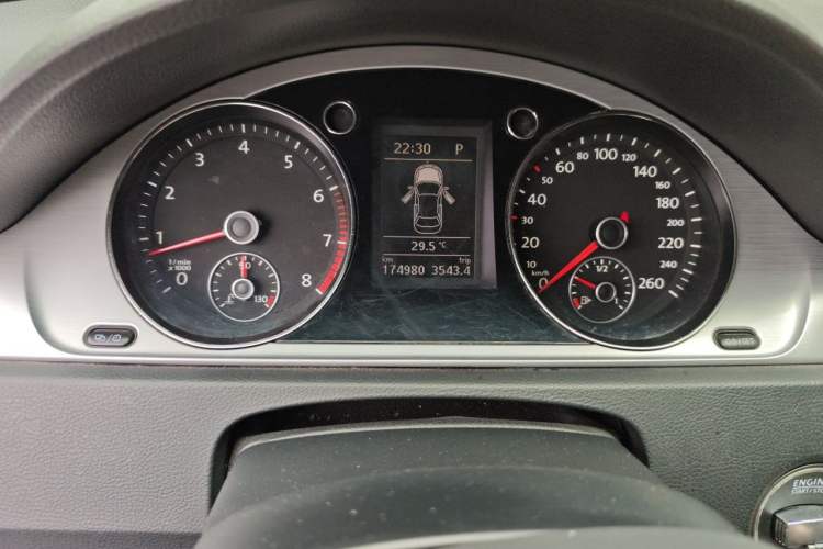 Used Volkswagen Magotan 2013 1.8TSI Premier Model Odometer Close Up