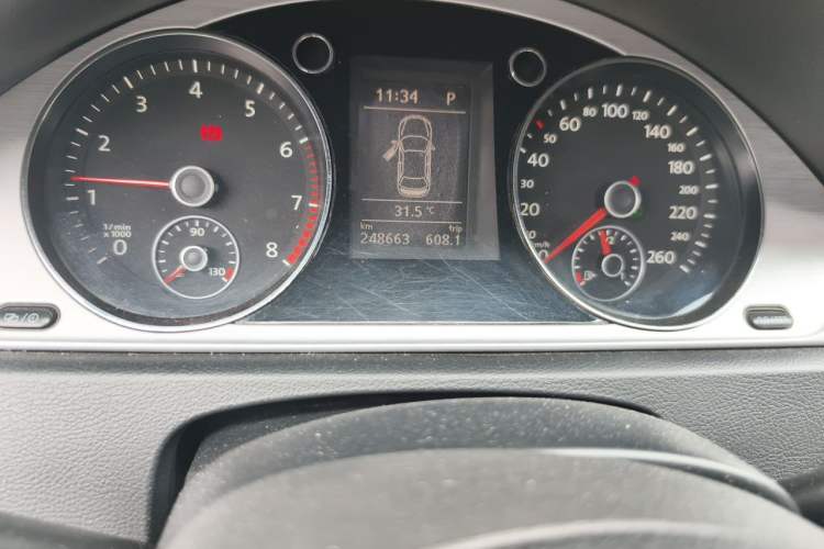 Used Volkswagen Magotan 2013 1.8TSI Premier Model Odometer Close Up