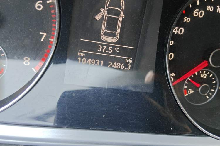 Used Volkswagen Magotan 2013 1.8TSI Premier Model Odometer Close Up