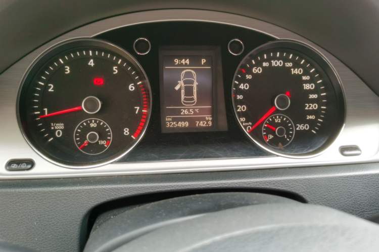 Used Volkswagen Magotan 2013 1.8TSI Premier Model Odometer Close Up