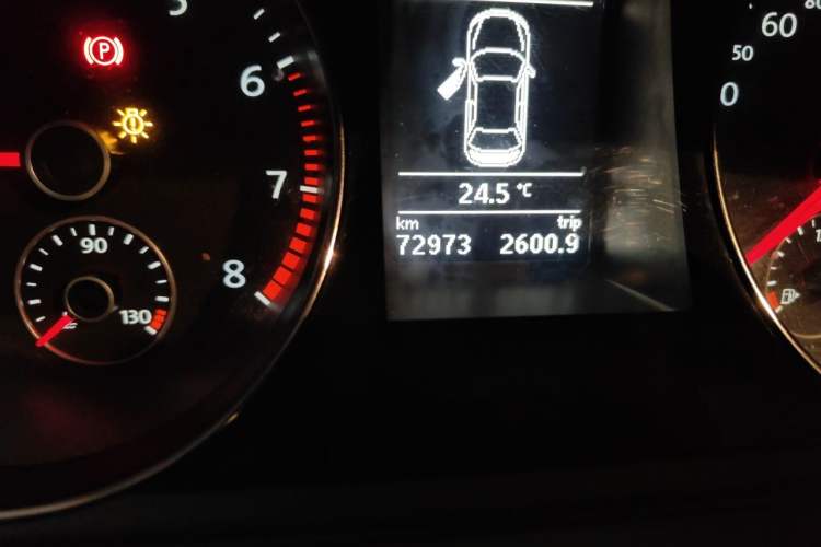 Used Volkswagen Magotan 2013 1.8TSI Premier Model Odometer Close Up