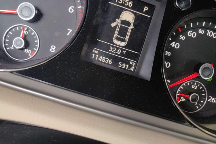 Used Volkswagen Magotan 2013 1.8TSI Luxury Model Odometer Close Up