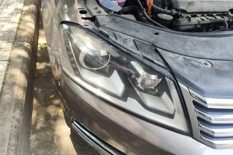 Used Volkswagen Magotan 2013 2.0 TSI Prestige Model Right Front Headlight