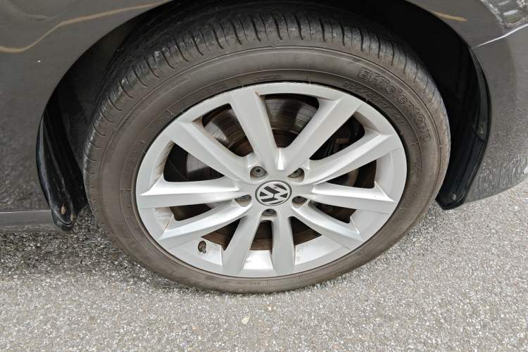 Used Volkswagen Magotan 2013 1.8TSI Prestige Model Right Front Wheel Hub