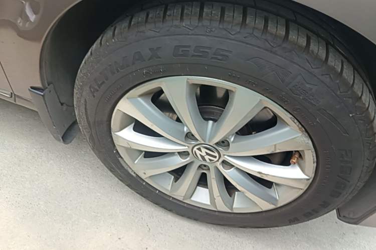 Used Volkswagen Magotan 2013 1.8TSI Premier Model Right Front Wheel Hub