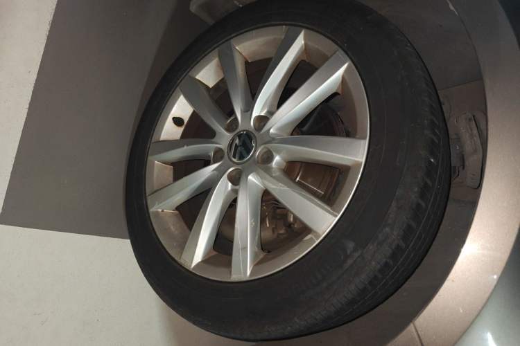 Used Volkswagen Magotan 2013 1.8TSI Prestige Model Right Front Wheel Hub