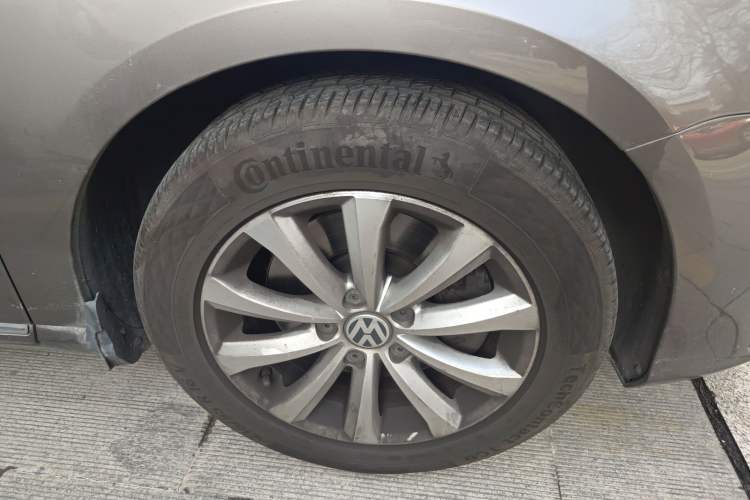 Used Volkswagen Magotan 2013 1.8TSI Premier Model Right Front Wheel Hub