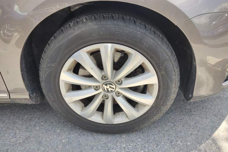 Used Volkswagen Magotan 2013 1.8TSI Premier Model Right Front Wheel Hub