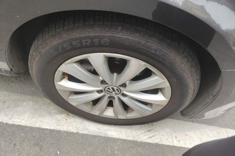 Used Volkswagen Magotan 2013 2.0 TSI Luxury Model Right Front Wheel Hub