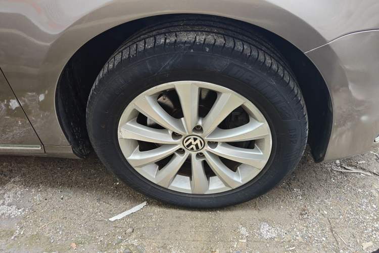 Used Volkswagen Magotan 2013 1.8TSI Premier Model Right Front Wheel Hub