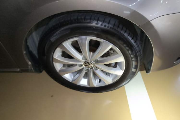 Used Volkswagen Magotan 2013 1.8TSI Premier Model Right Front Wheel Hub