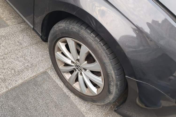Used Volkswagen Magotan 2013 1.8TSI Premier Model Right Front Wheel Hub