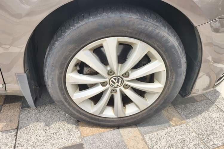 Used Volkswagen Magotan 2013 1.8TSI Premier Model Right Front Wheel Hub