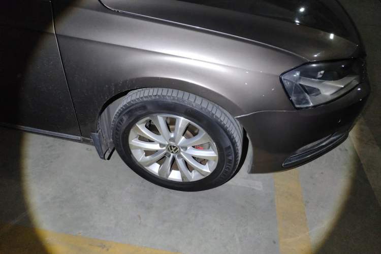 Used Volkswagen Magotan 2013 1.8TSI Premier Model Right Front Wheel Hub