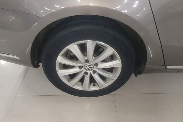 Used Volkswagen Magotan 2013 1.8TSI Premier Model Right Rear Wheel Hub