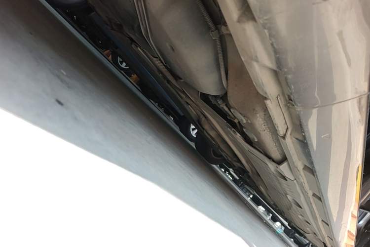 Used Volkswagen Magotan 2013 2.0 TSI Luxury Model Right Side Sill