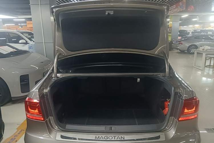 Used Volkswagen Magotan 2013 1.8TSI Premier Model Trunk
