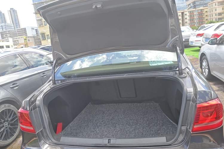 Used Volkswagen Magotan 2013 1.8TSI Premier Model Trunk