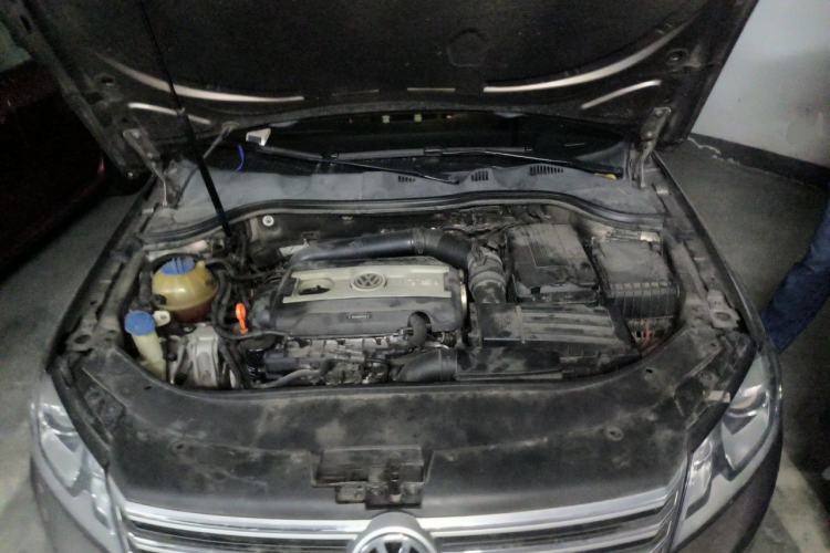 Used Volkswagen Magotan 2013 1.8TSI Luxury Model Engine Bay