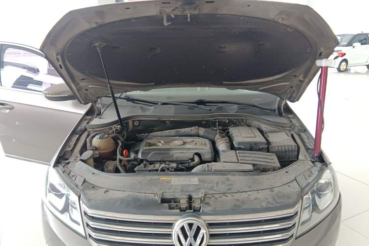 Used Volkswagen Magotan 2013 1.8TSI Luxury Model Engine Bay