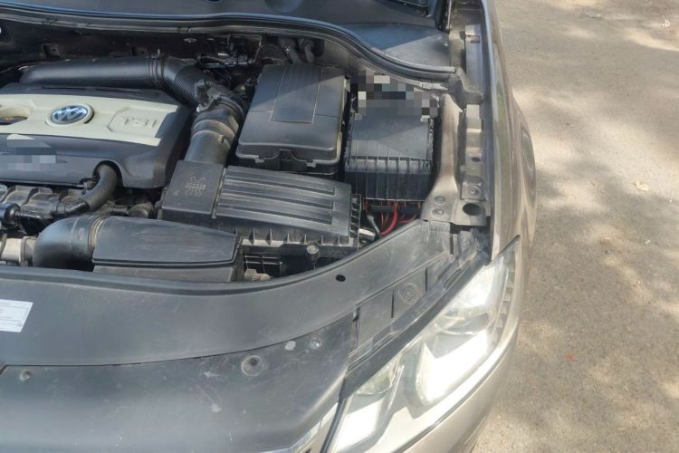 Used Volkswagen Magotan 2013 2.0 TSI Prestige Model Engine Bay Left
