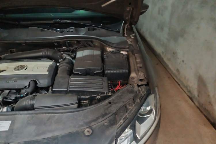 Used Volkswagen Magotan 2013 1.8TSI Luxury Model Engine Bay Left