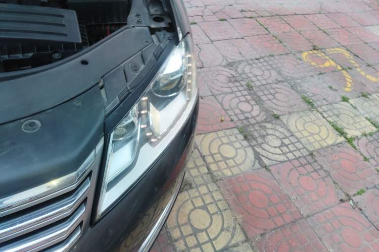 Used Volkswagen Magotan 2013 1.8TSI Prestige Model Engine Bay Left