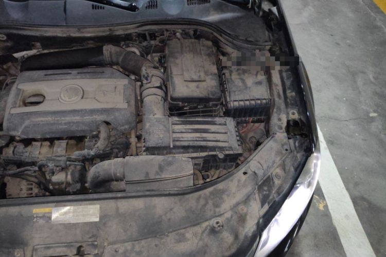 Used Volkswagen Magotan 2013 1.8TSI Luxury Model Engine Bay Left