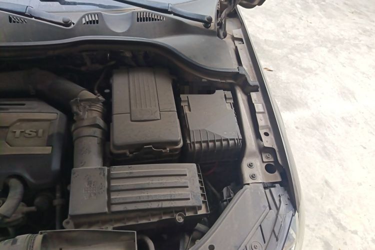 Used Volkswagen Magotan 2013 1.8TSI Luxury Model Engine Bay Left