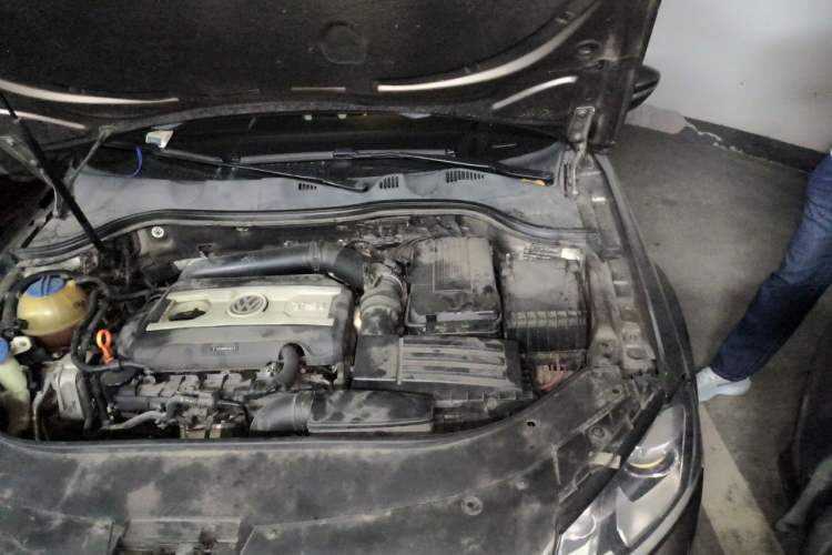 Used Volkswagen Magotan 2013 1.8TSI Luxury Model Engine Bay Left