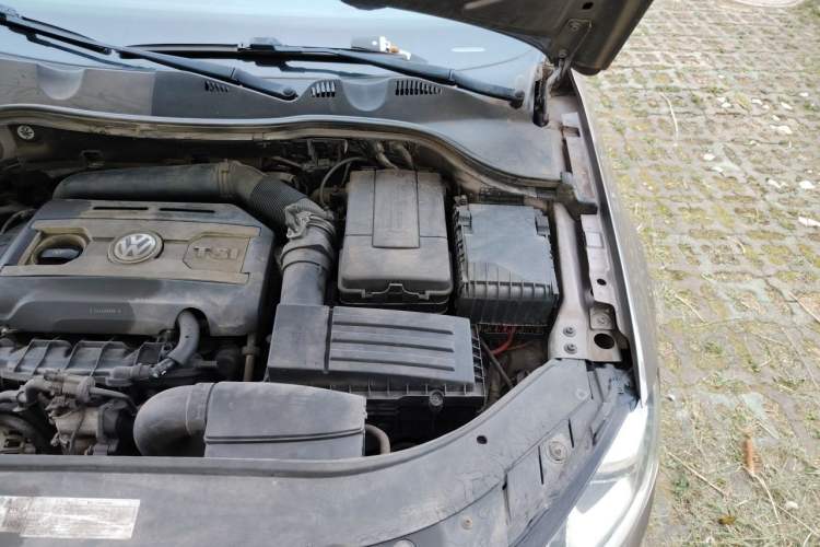 Used Volkswagen Magotan 2013 1.8TSI Luxury Model Engine Bay Left