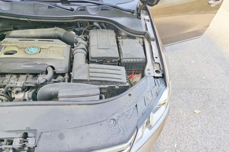 Used Volkswagen Magotan 2013 2.0 TSI Luxury Model Engine Bay Left