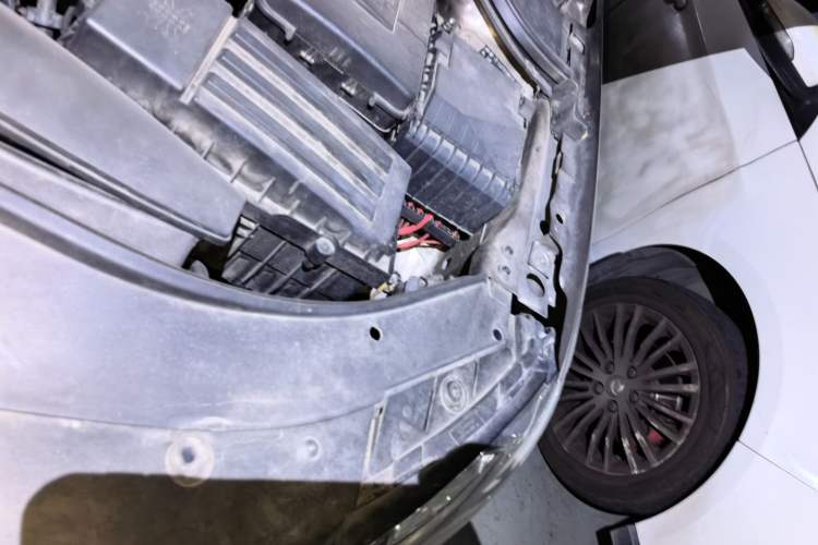 Used Volkswagen Magotan 2013 1.8TSI Luxury Model Engine Bay Left