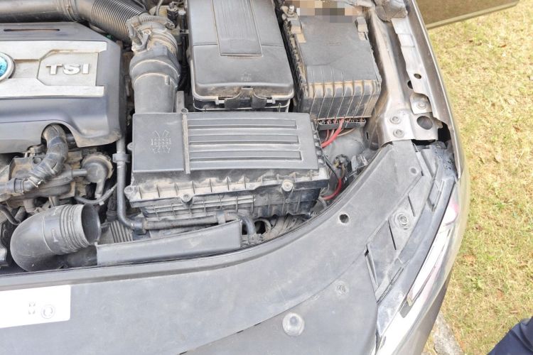 Used Volkswagen Magotan 2013 2.0 TSI Prestige Model Engine Bay Left