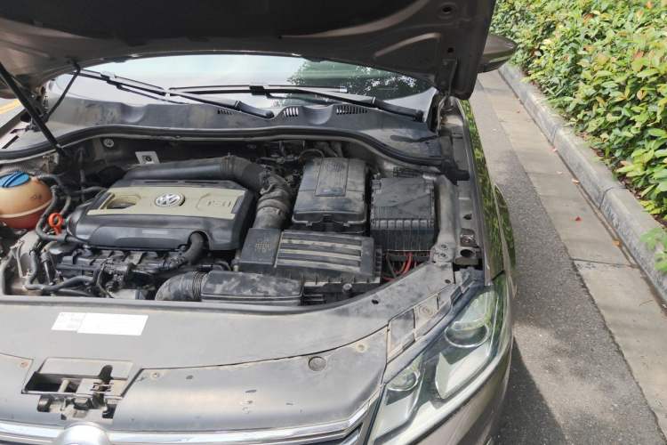 Used Volkswagen Magotan 2013 1.8TSI Prestige Model Engine Bay Left