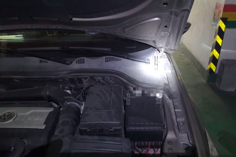 Used Volkswagen Magotan 2013 2.0 TSI Prestige Model Engine Bay Left