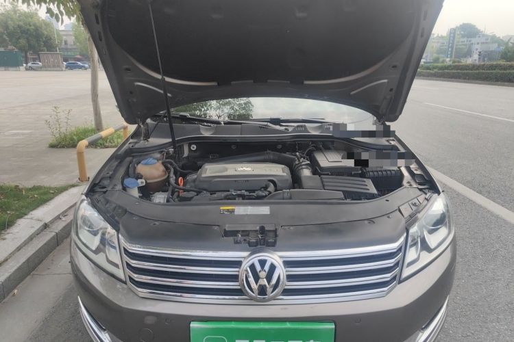 Used Volkswagen Magotan 2013 2.0 TSI Prestige Model Engine Bay