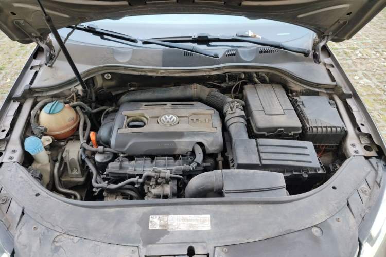 Used Volkswagen Magotan 2013 1.8TSI Luxury Model Engine Bay