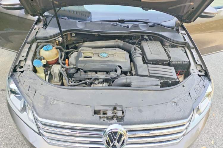 Used Volkswagen Magotan 2013 2.0 TSI Luxury Model Engine Bay