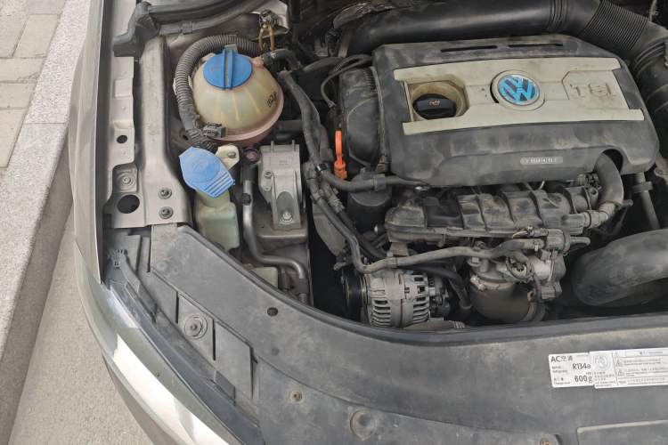 Used Volkswagen Magotan 2013 1.8TSI Premier Model Engine Bay Right
