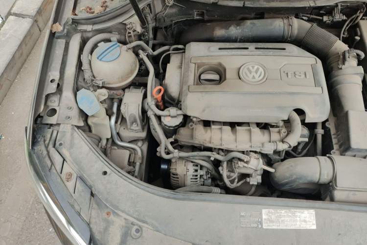 Used Volkswagen Magotan 2013 1.8TSI Premier Model Engine Bay Right