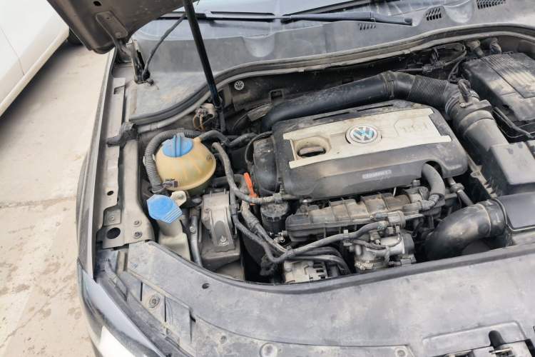 Used Volkswagen Magotan 2013 1.8TSI Premier Model Engine Bay Right