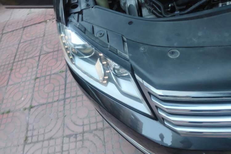 Used Volkswagen Magotan 2013 1.8TSI Prestige Model Engine Bay Right