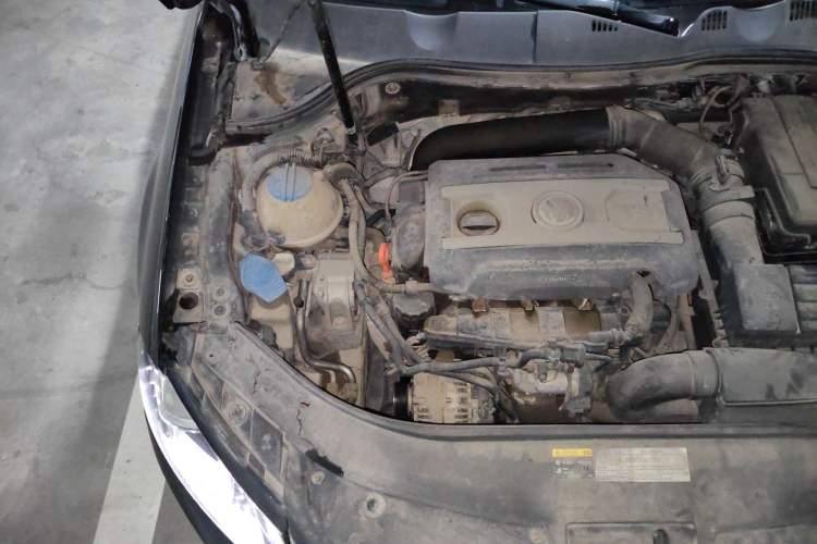 Used Volkswagen Magotan 2013 1.8TSI Luxury Model Engine Bay Right