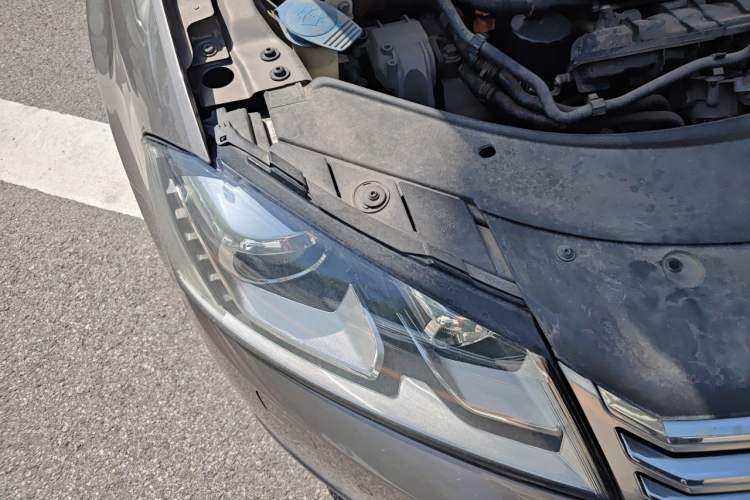 Used Volkswagen Magotan 2013 2.0 TSI Prestige Model Engine Bay Right