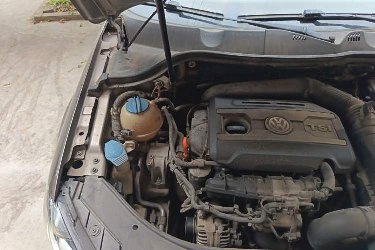 Used Volkswagen Magotan 2013 1.8TSI Luxury Model Engine Bay Right