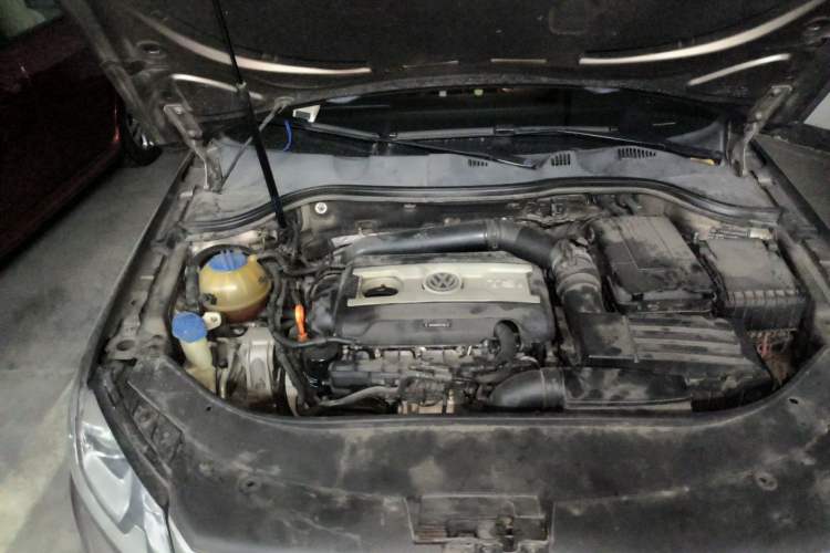 Used Volkswagen Magotan 2013 1.8TSI Luxury Model Engine Bay Right