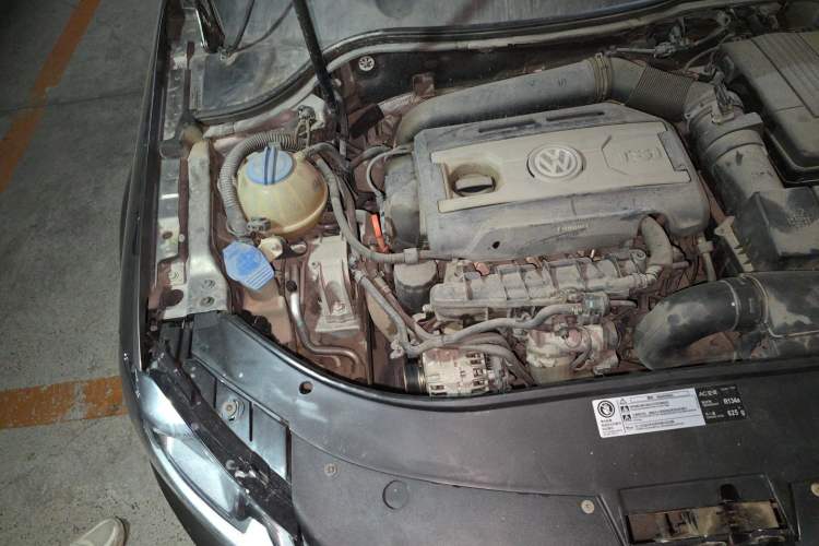 Used Volkswagen Magotan 2013 1.8TSI Comfort Model Engine Bay Right