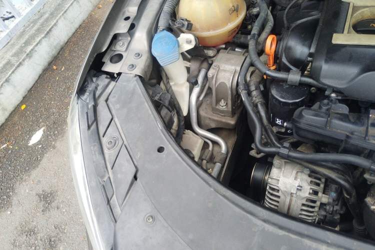 Used Volkswagen Magotan 2013 1.8TSI Luxury Model Engine Bay Right