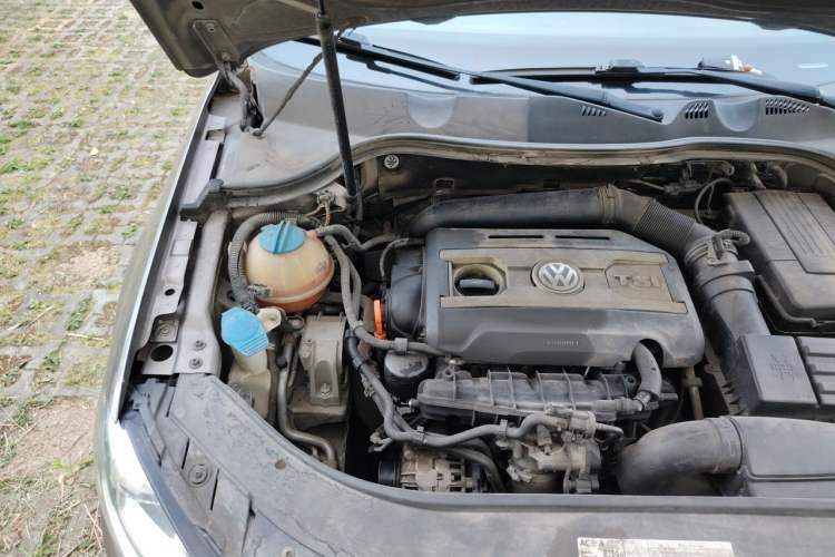 Used Volkswagen Magotan 2013 1.8TSI Luxury Model Engine Bay Right